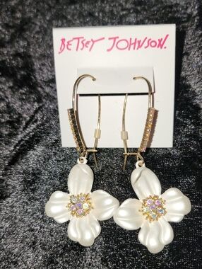 ✨️Betsey Johnson✨️ Gold-Tone Pearl Floral🌼 Drop Earrings with Aurora Accents✨️